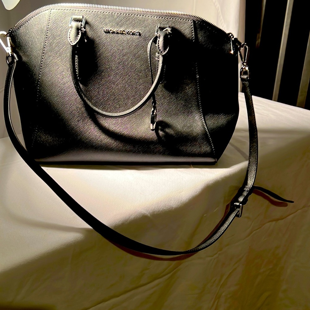 Michael Kors black shoulder and handles for convenience